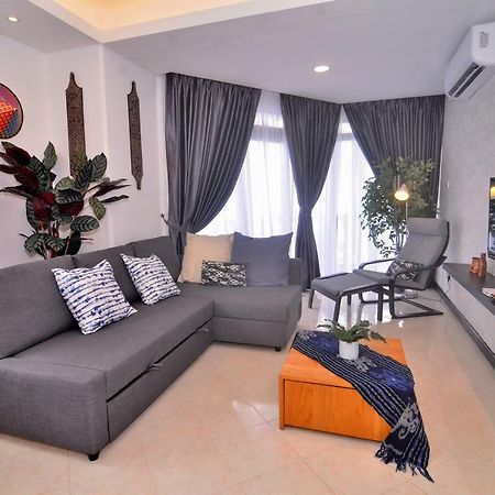 New Riverbank Suites - Waterfront Kuching City Экстерьер фото