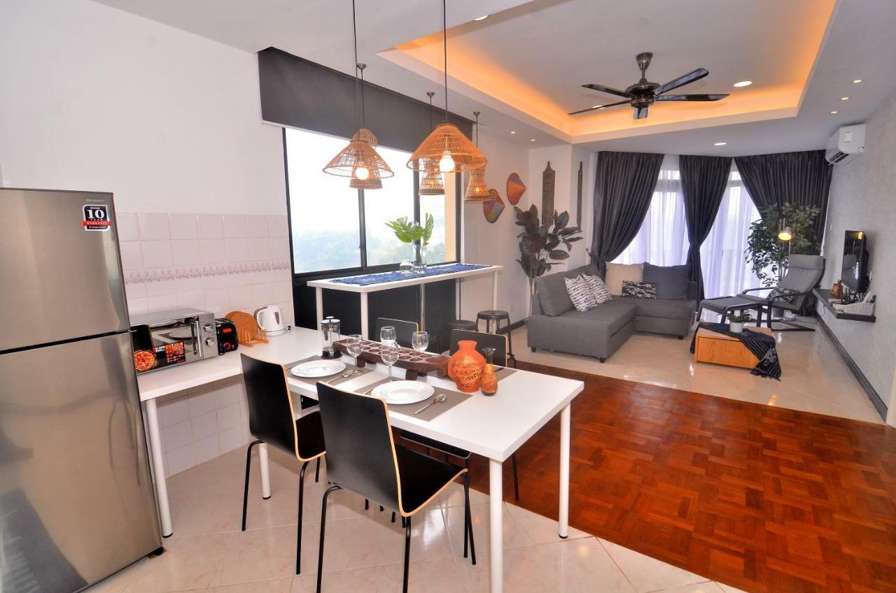 New Riverbank Suites - Waterfront Kuching City Экстерьер фото